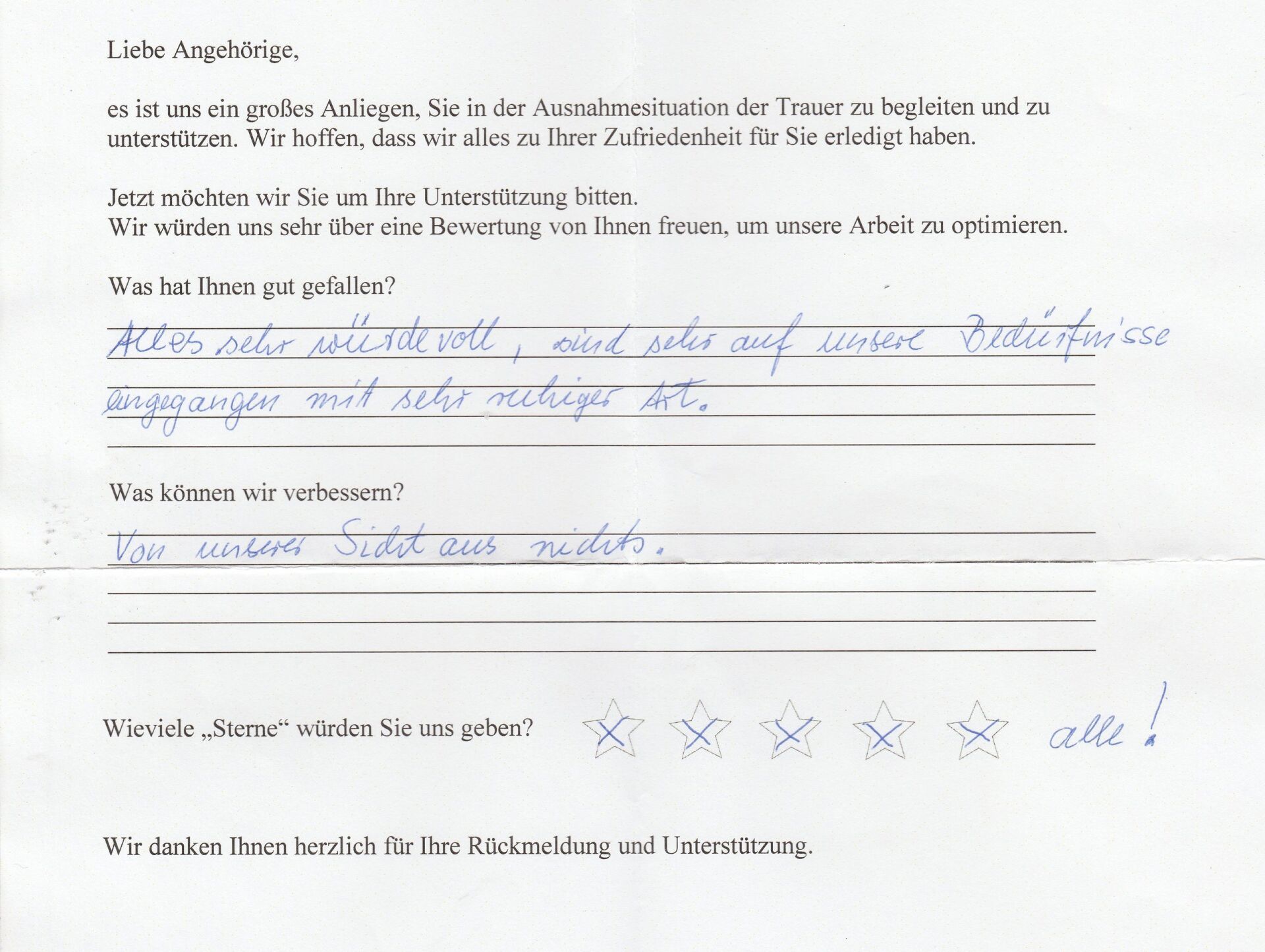 Handschriftlicher Kundenfeedbackbogen mit einer Bewertung der Leistungen. Ausgefüllte Sterne zeigen eine hervorragende Zufriedenheit an.