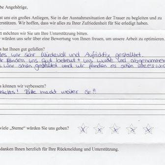 Handschriftliches Feedback-Formular. Bestätigt den Service mit großem Lob und vergibt fünf Sterne.