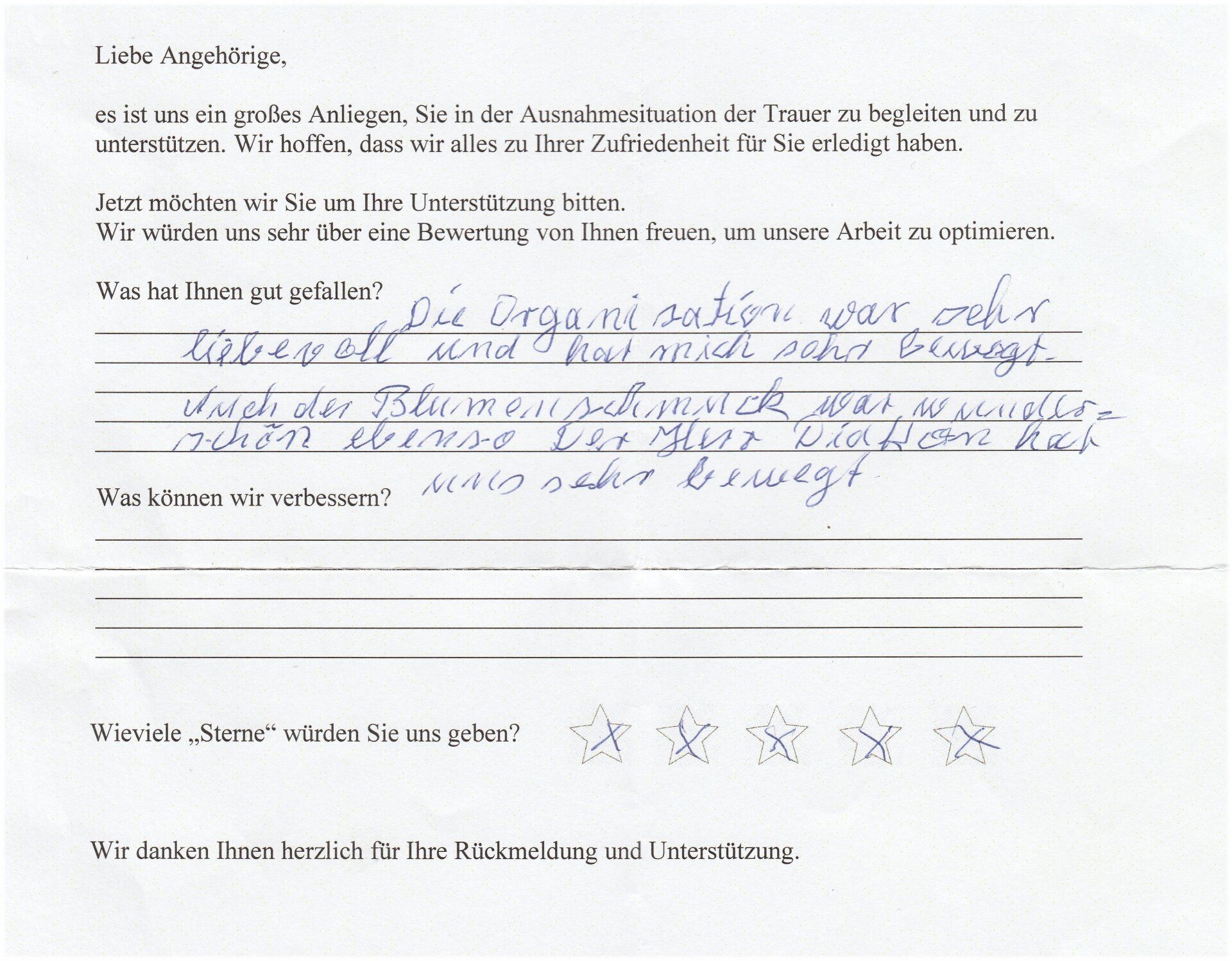 Handschriftlicher Fragebogen: Feedback zu einer Organisation, inklusive Antworten und einem Bewertungssystem.