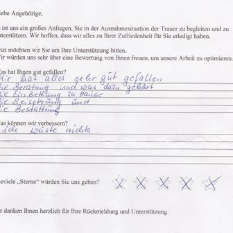 Handschriftlicher Feedbackbogen: Kundenfeedback, positive Bewertung der Leistungen, Bewertung mit Sternen und Raum für Verbesserungen.