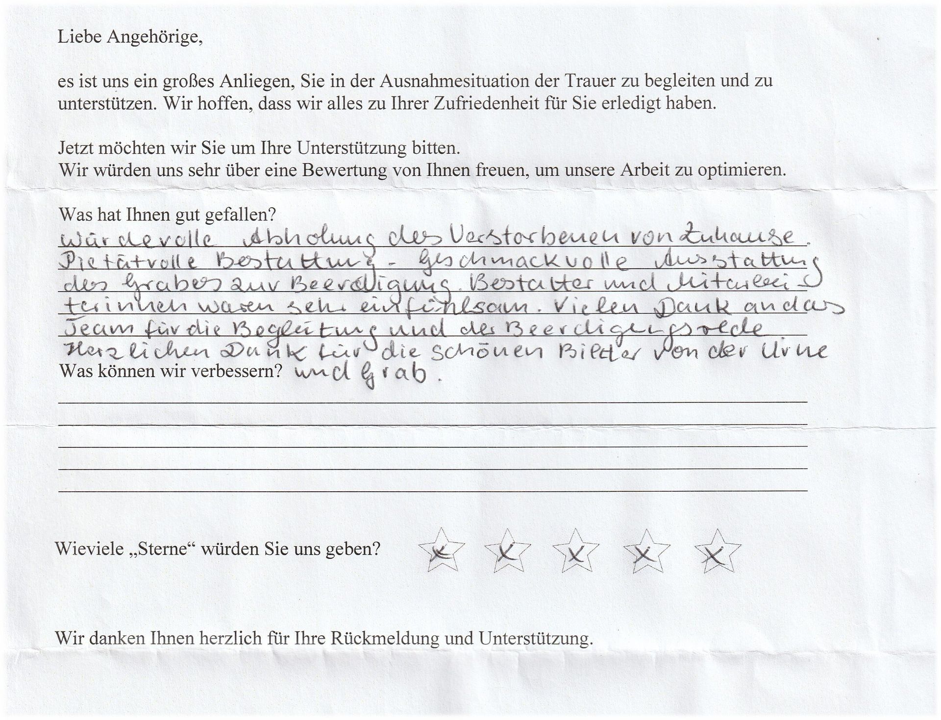 Ein deutscher Fragebogen zur Kundenzufriedenheit mit handschriftlichen Notizen und Bewertungssternen.