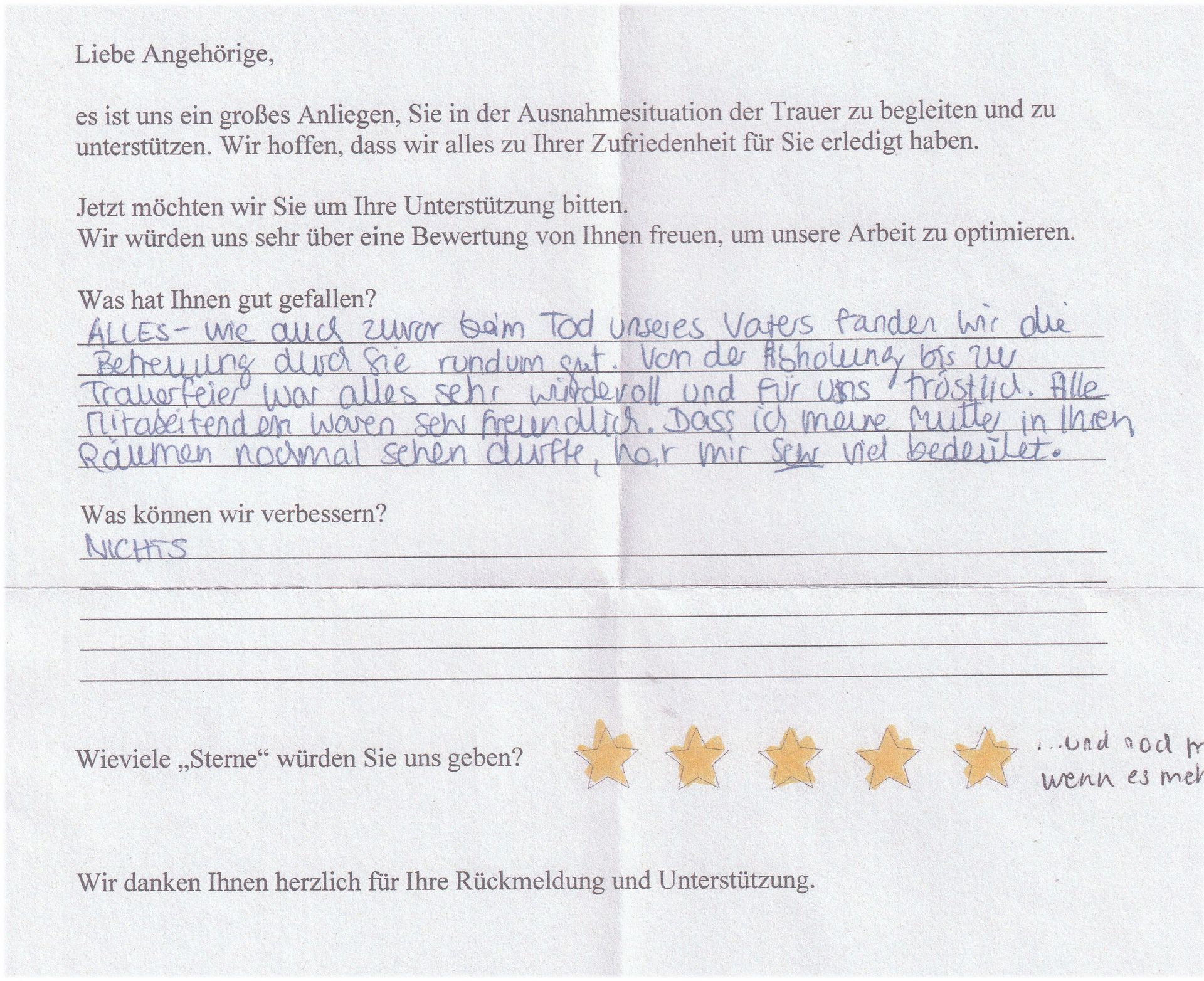 Handschriftlicher Kundenfeedbackbogen: Lob zum Service, Bewertungen mit Sternen und Platz für Verbesserungsvorschläge.