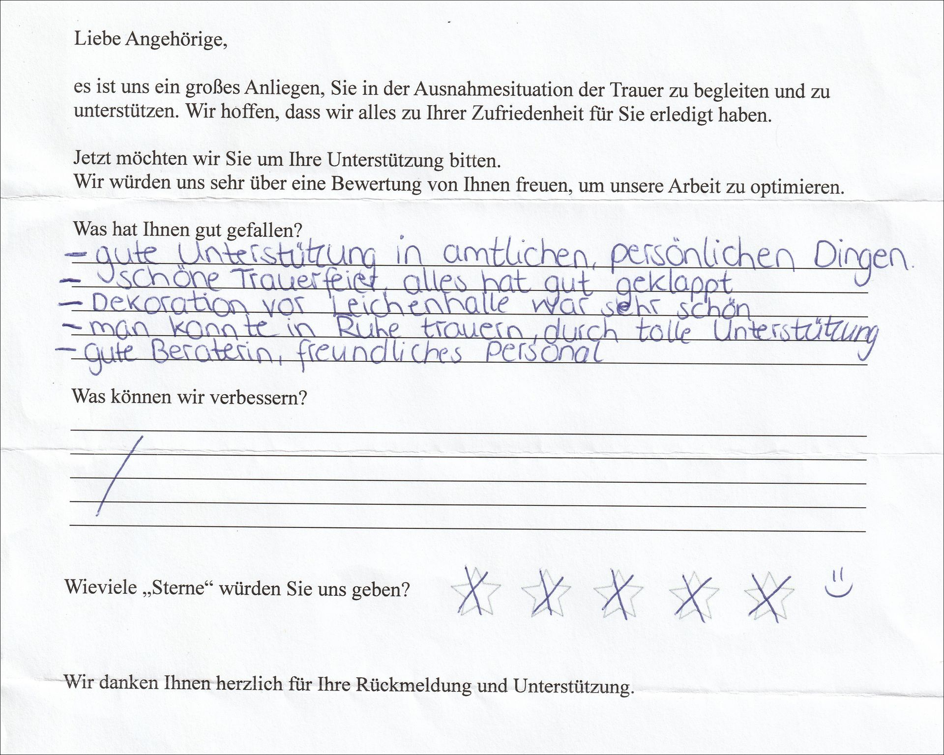 Handschriftlicher Feedbackbogen zu einer Trauerfeier mit angekreuzten Kästchen und einer Bewertung von vier von fünf Sternen.