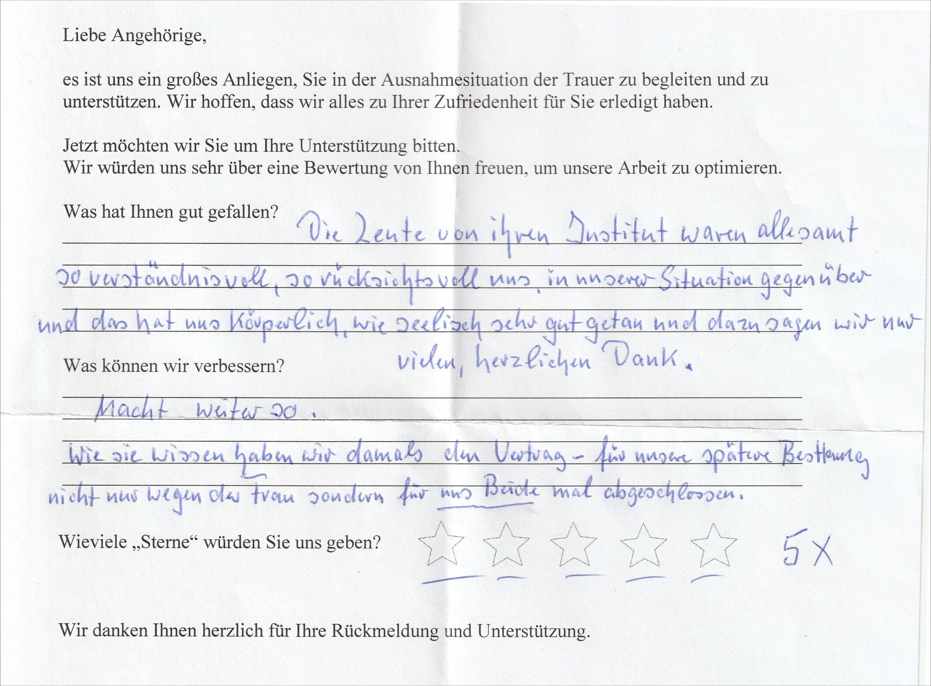 Ein handgeschriebener Brief mit deutschem Text und fünf Sternen, die mit einem Stift bewertet wurden.