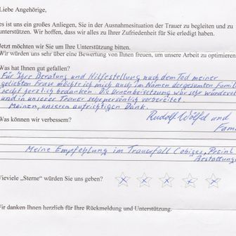 Ein handschriftliches Lob für die Dienste eines Bestattungsunternehmens nach einem Todesfall mit einer Fünf-Sterne-Bewertung.