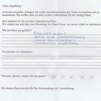 Kundenfeedbackformular mit handschriftlichen Notizen, vier Sternen markiert und deutschem Text.