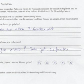 Handschriftliches Feedbackformular mit positiven Antworten und einer Fünf-Sterne-Bewertung für einen Service.