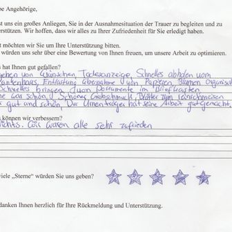 Handschriftliches Kundenfeedbackformular: Positive Bewertung des Bestattungsunternehmens, Fünf-Sterne-Bewertung.