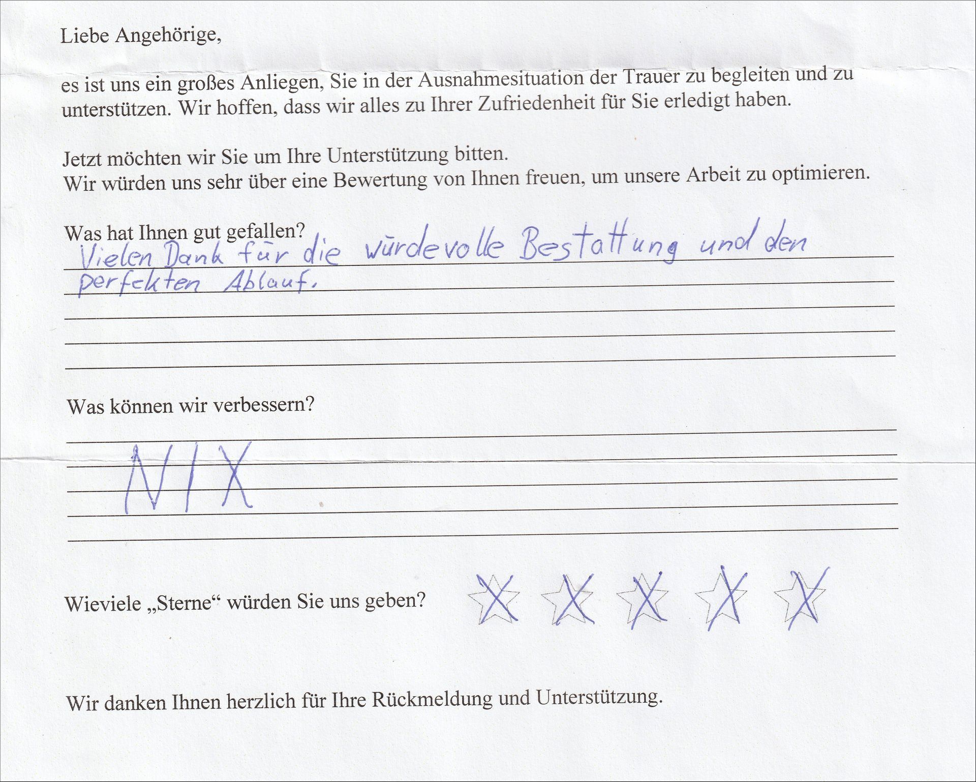 Handschriftlicher Rückmeldungsbogen, ausgefüllt mit Häkchen und handschriftlichen Notizen zu einer Beerdigung.