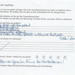 Handschriftliches Feedback-Formular mit positiven Kommentaren und fünf Sternen, wahrscheinlich für Bestattungsdienste.