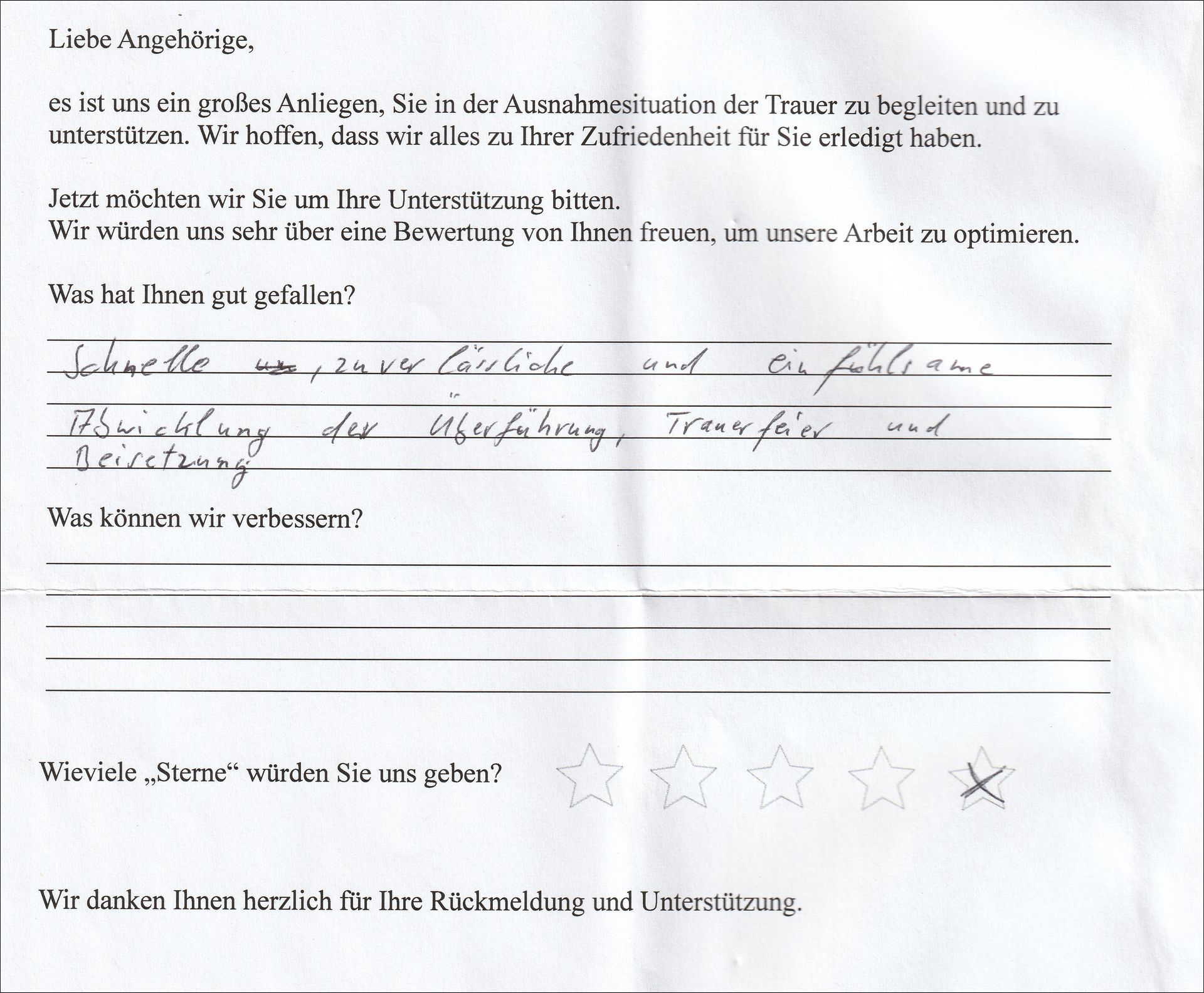 Ein handschriftliches Kundenfeedbackformular mit deutschem Text, das die Erfahrungen und Bewertungen des Kunden detailliert beschreibt.