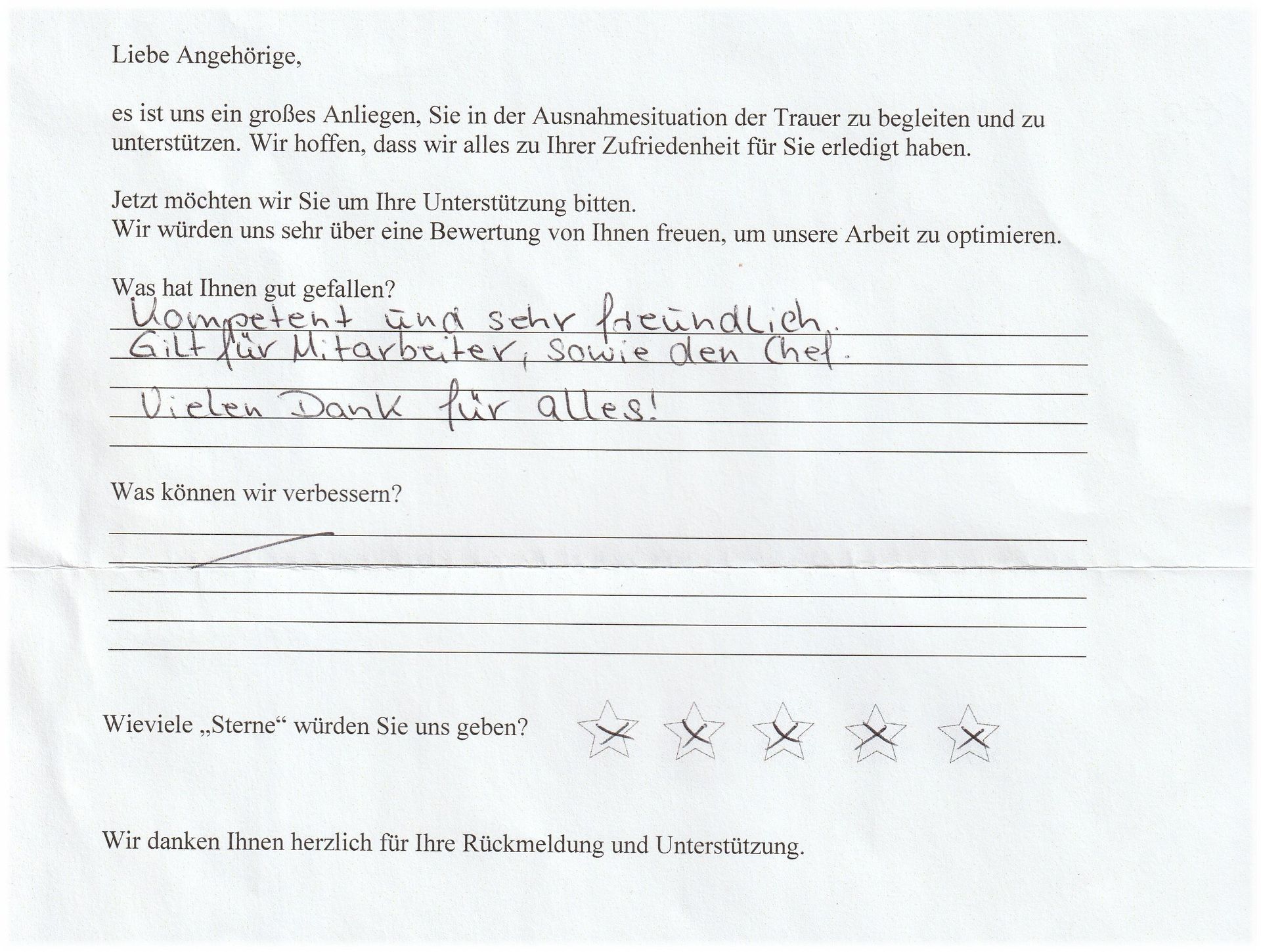Handschriftliches Kundenfeedback auf einem Formular: Kompliment an das Personal für seine Hilfsbereitschaft mit einer 5-Sterne-Bewertung.