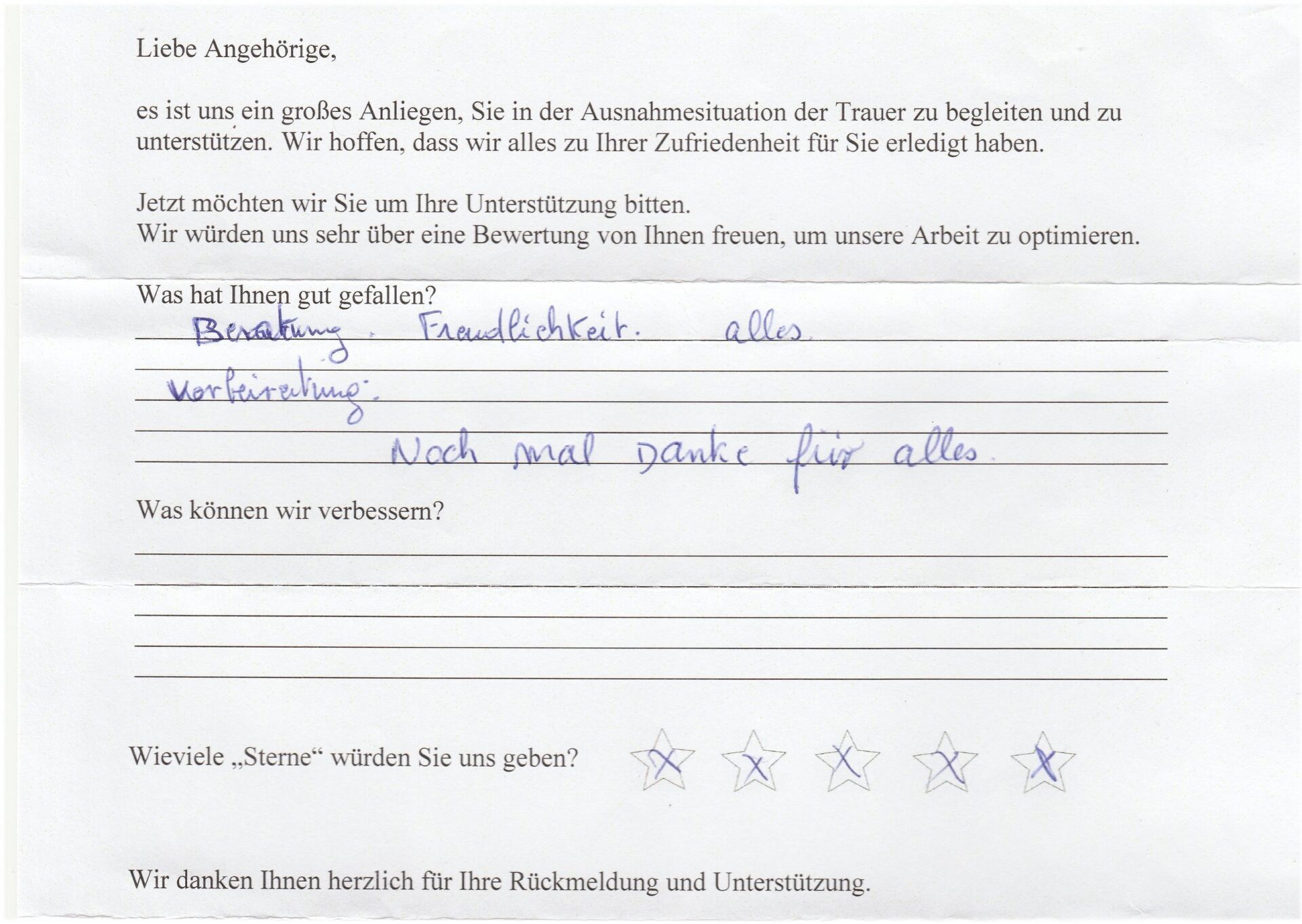 Handschriftliches Kundenfeedback auf einem Formular, in dem Service und Freundlichkeit gelobt und eine 5-Sterne-Bewertung vergeben wird.
