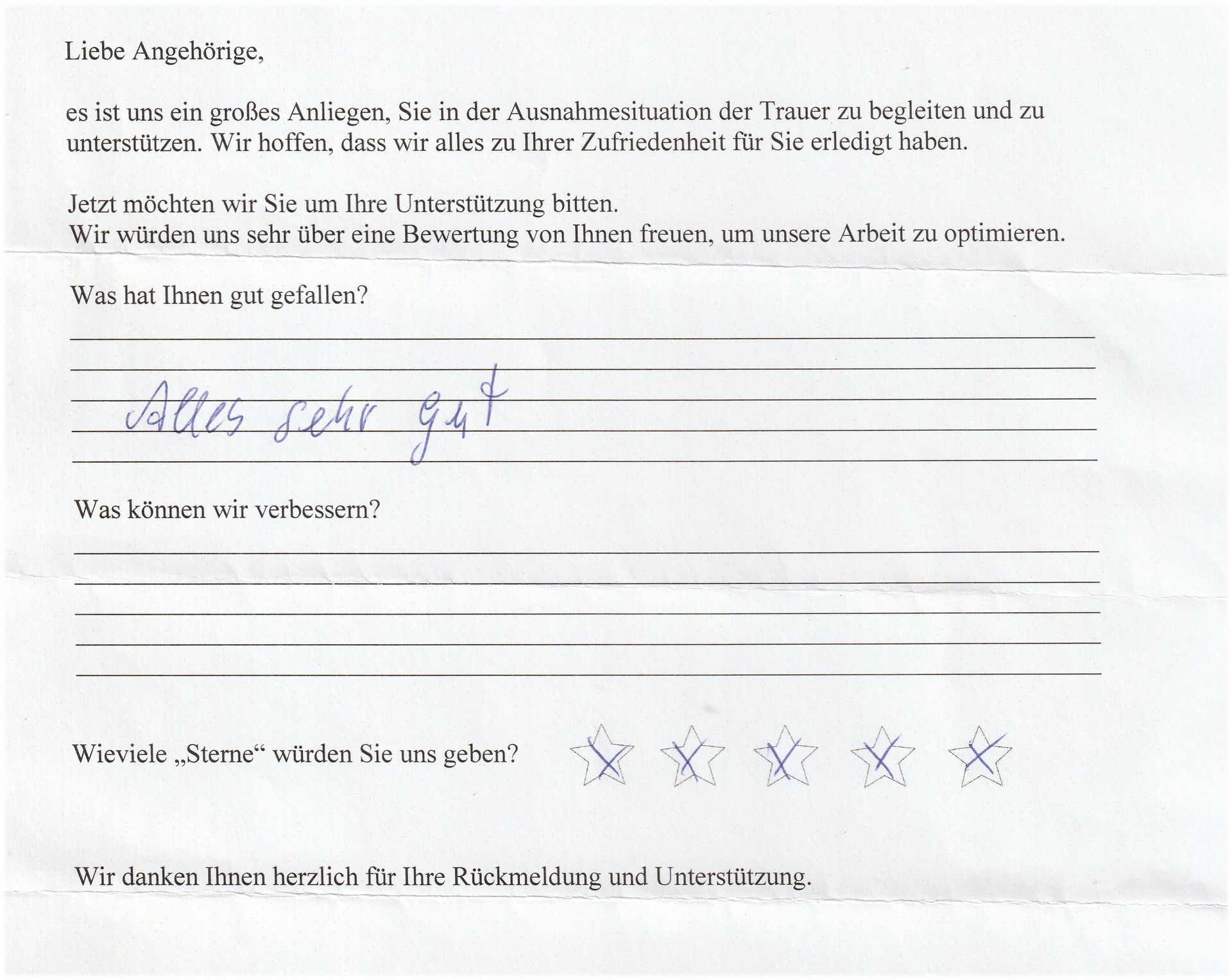 Handschriftliche Kundenzufriedenheitsumfrage. Eine Person hat mit „Alles sehr gut“ mit vier Sternen bewertet.