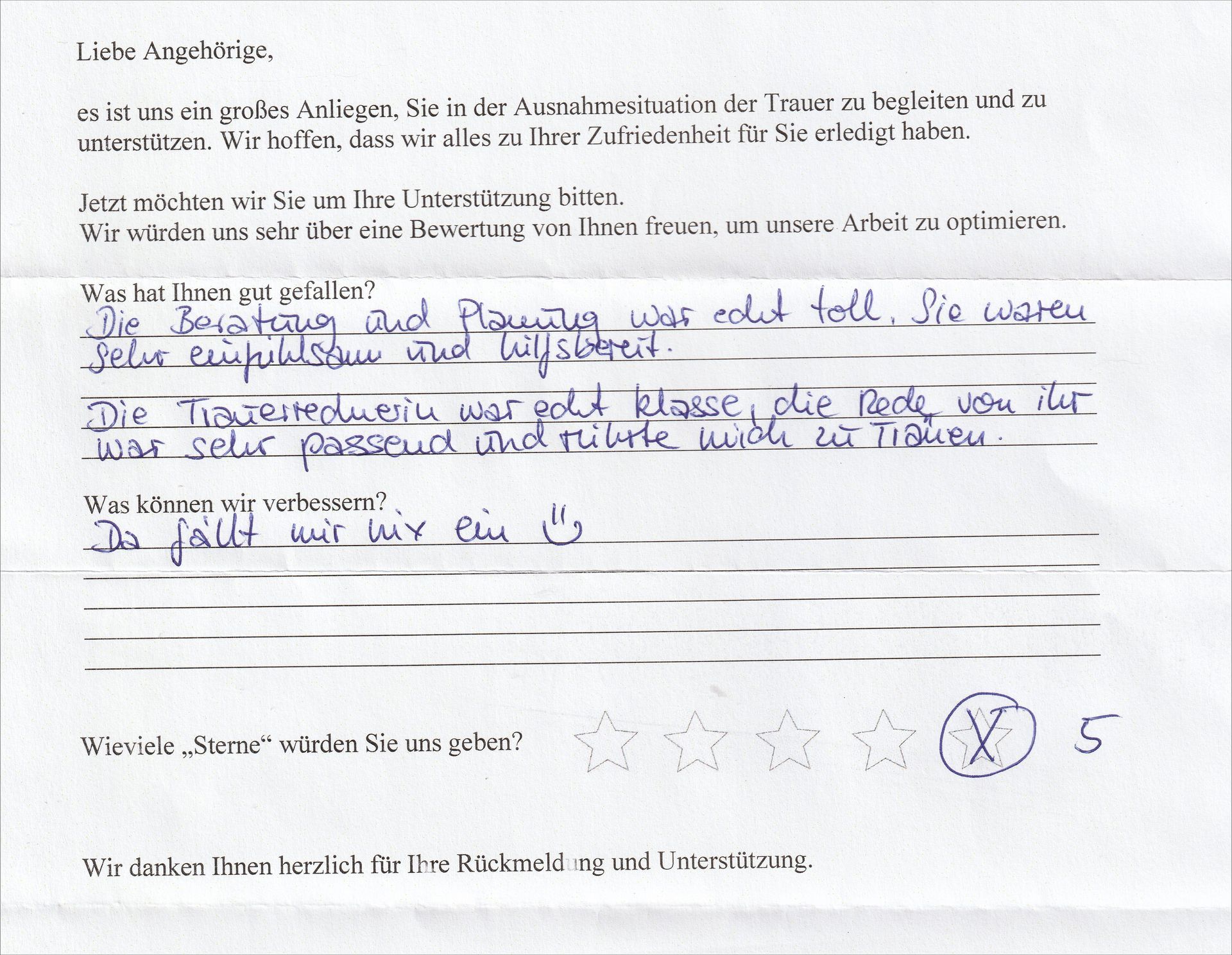 Handschriftliches Kundenfeedback auf einem Formular mit einer eingekreisten Bewertung von 5 Sternen und positiven Kommentaren zu Service und Schulung.
