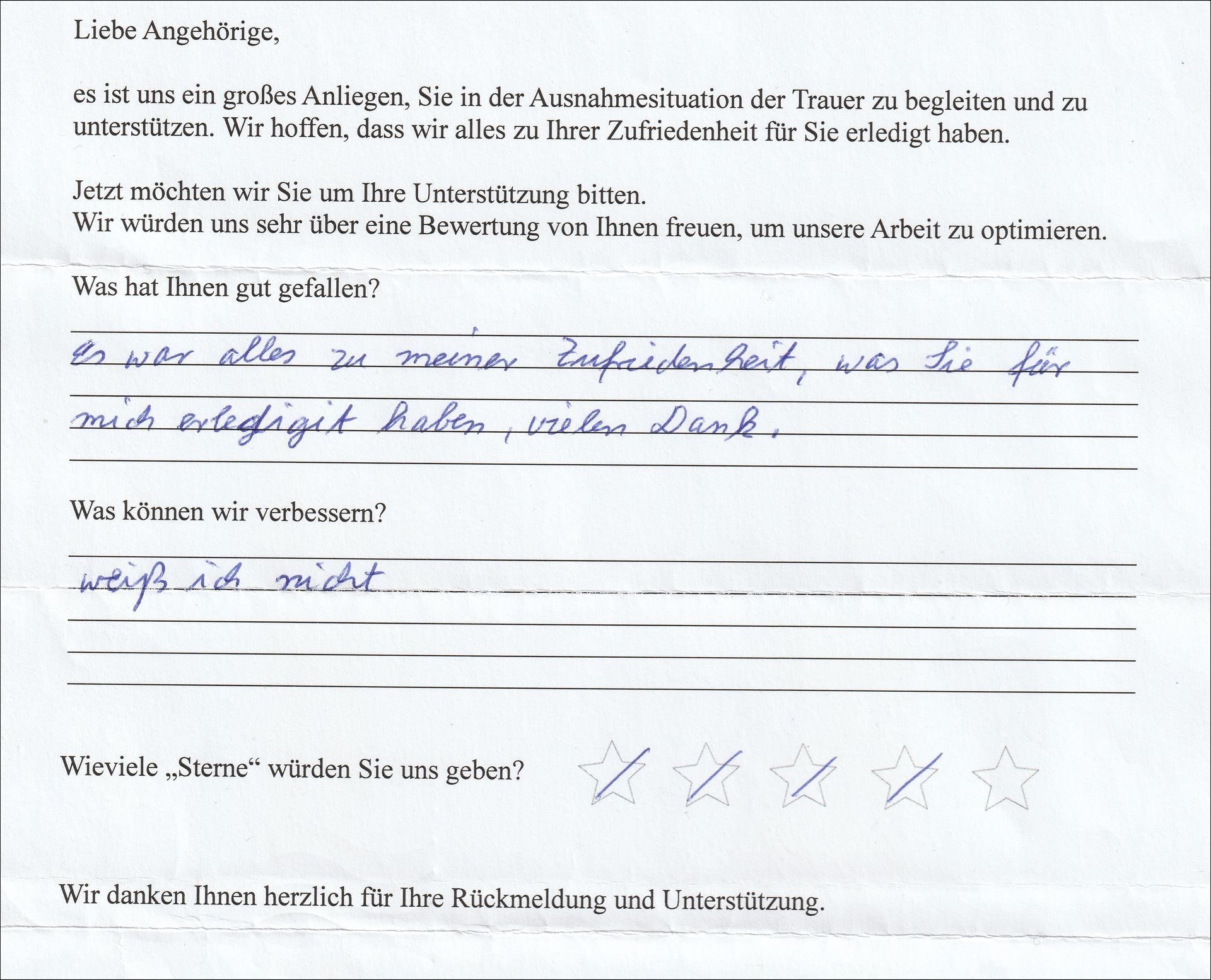 Handschriftliches Kundenfeedbackformular. Der Text enthält Umfragefragen und Antworten auf Deutsch mit Sternebewertungen.