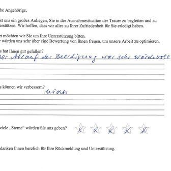 Feedback-Formular mit handschriftlichem Text zur Bewertung einer Trauerfeier.