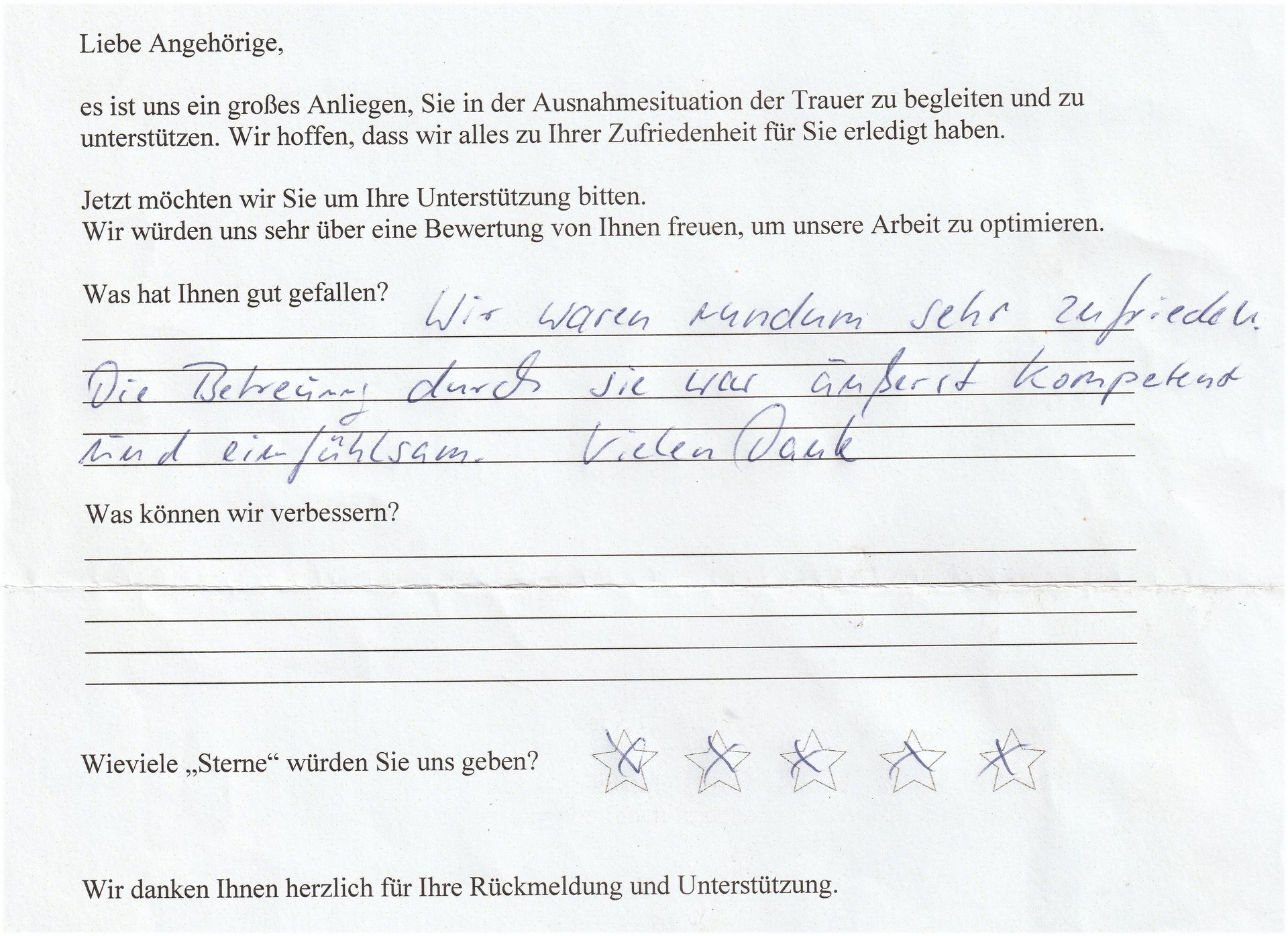 Handschriftlicher Kundenfeedbackbogen mit deutschem Text; Kunde ist zufrieden.