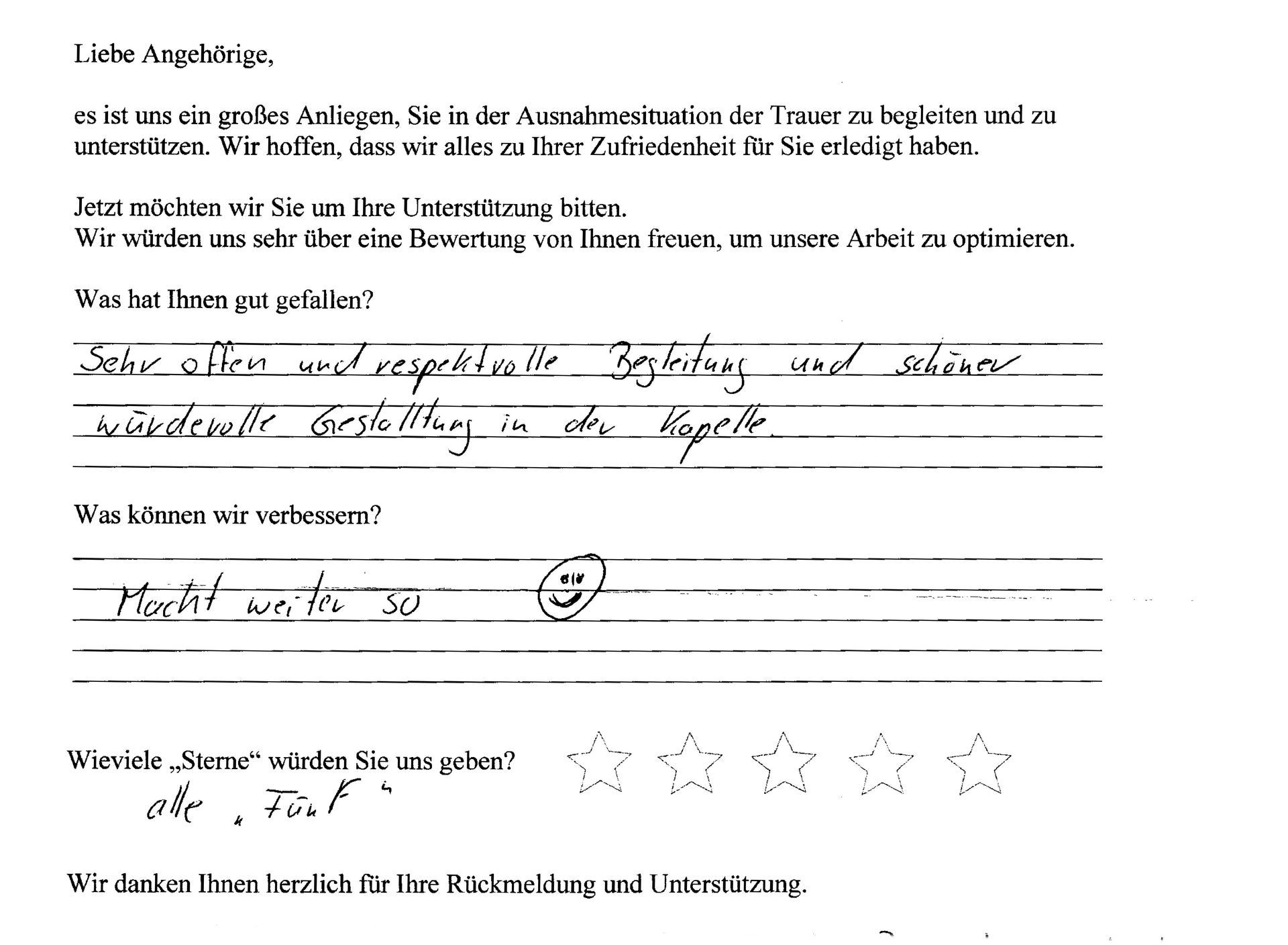 Handschriftliches Feedbackformular mit Text zur Servicezufriedenheit, Bewertungssternen und Smiley.