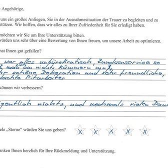 Handschriftliches Feedback auf einem Formular: Service, Dekoration und Personal positiv; keine Verbesserungen nötig; Vergabe von vier von fünf Sternen.