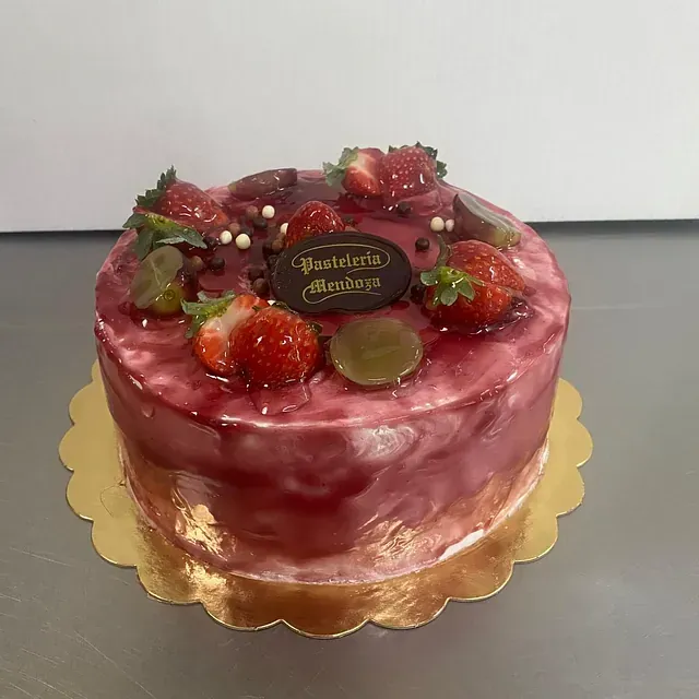 Una tarta con fresas y un cartel que dice pasteleria