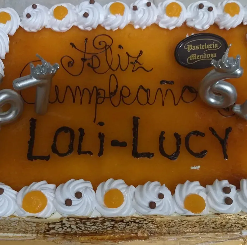 Un pastel de cumpleaños con el nombre loli-lucy.