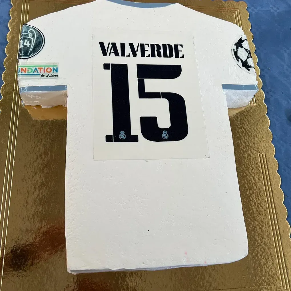 Una camisa blanca con el número 15.