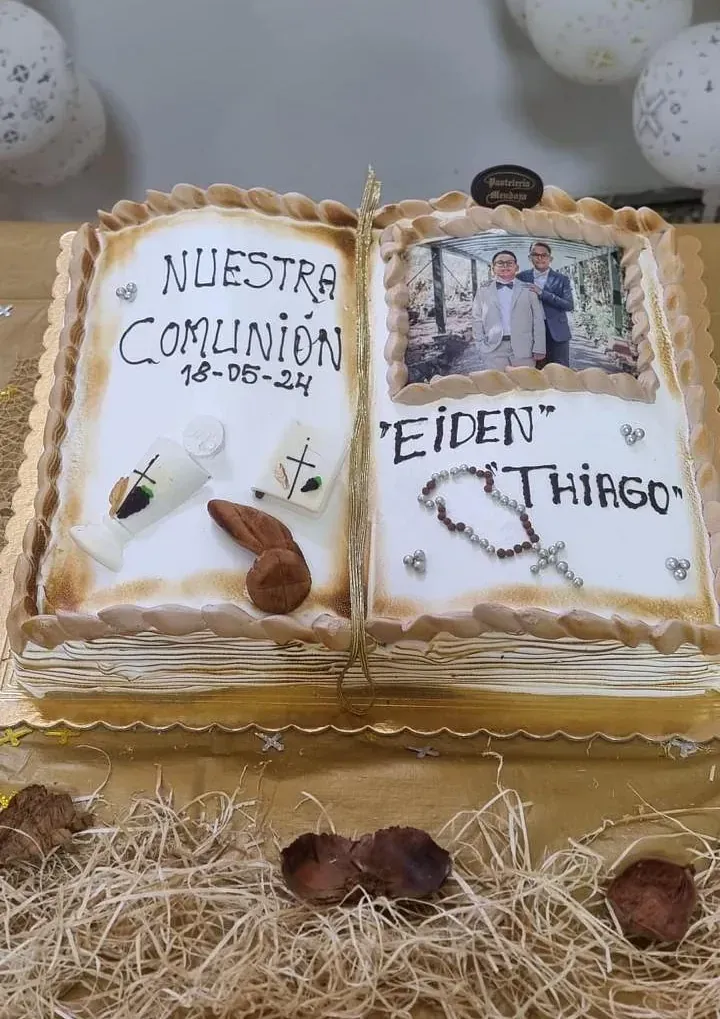 Un pastel que parece un libro está sobre una mesa.