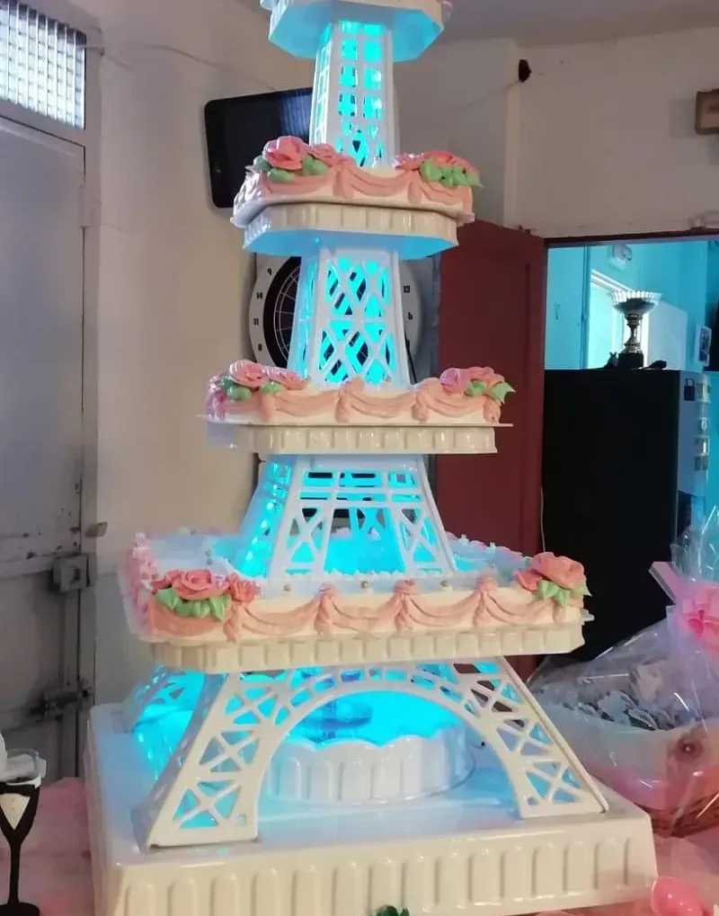 Un pastel con la forma de la torre eiffel