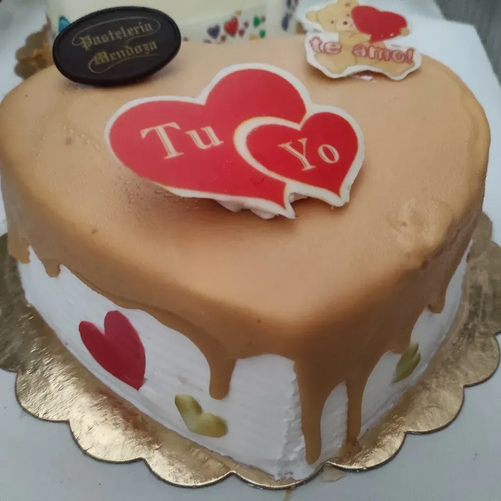 Un pastel en forma de corazón que dice