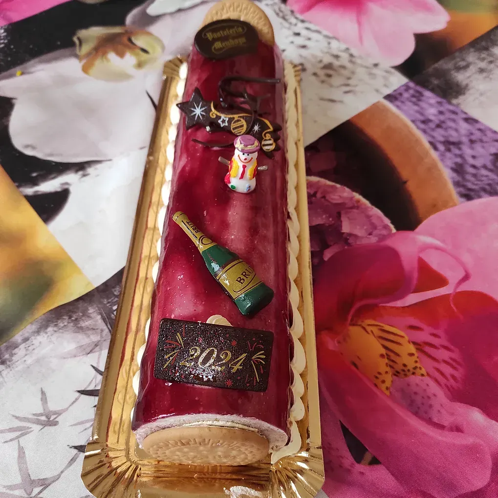 Un pastel con una botella de champán encima.