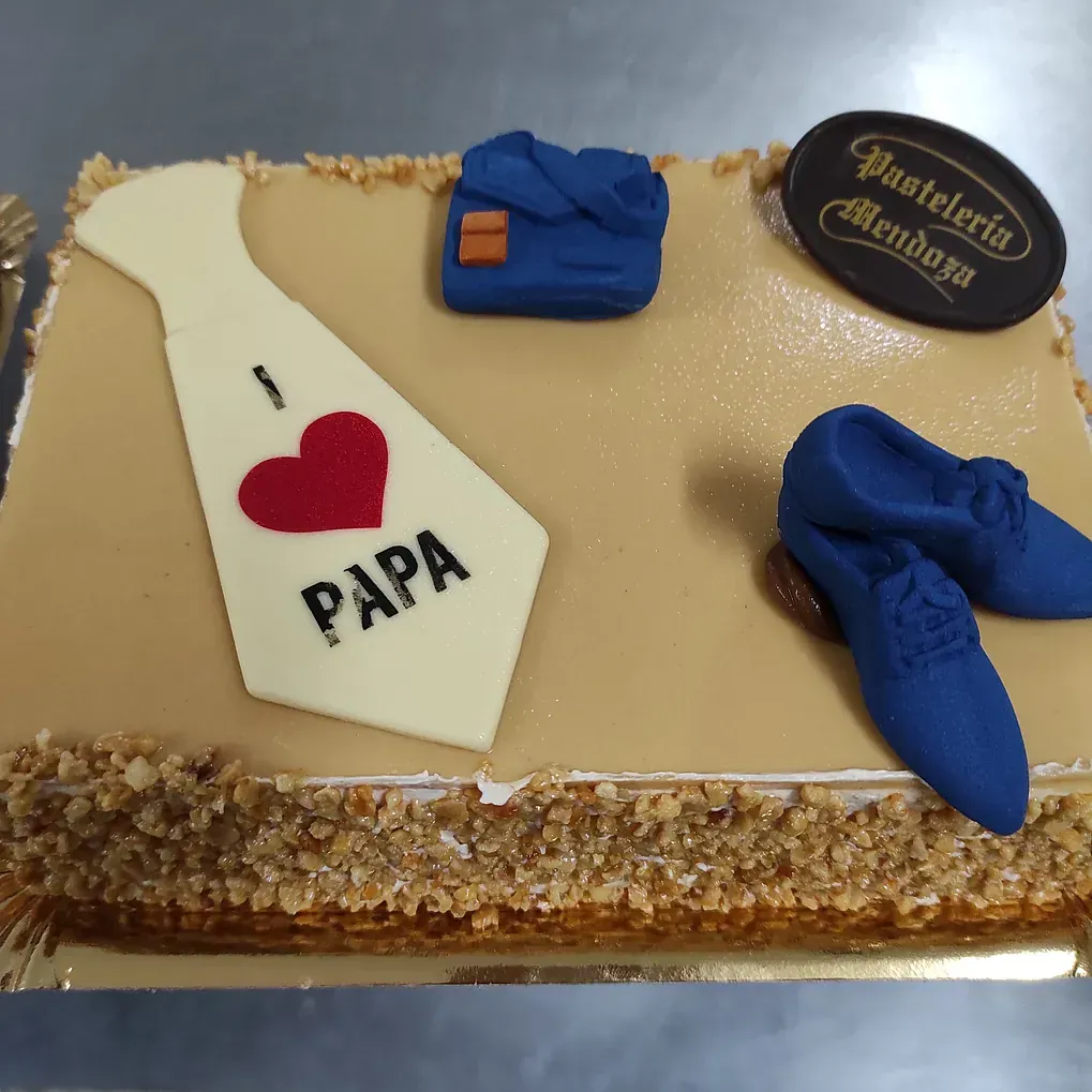 Un pastel con una corbata que dice papá.
