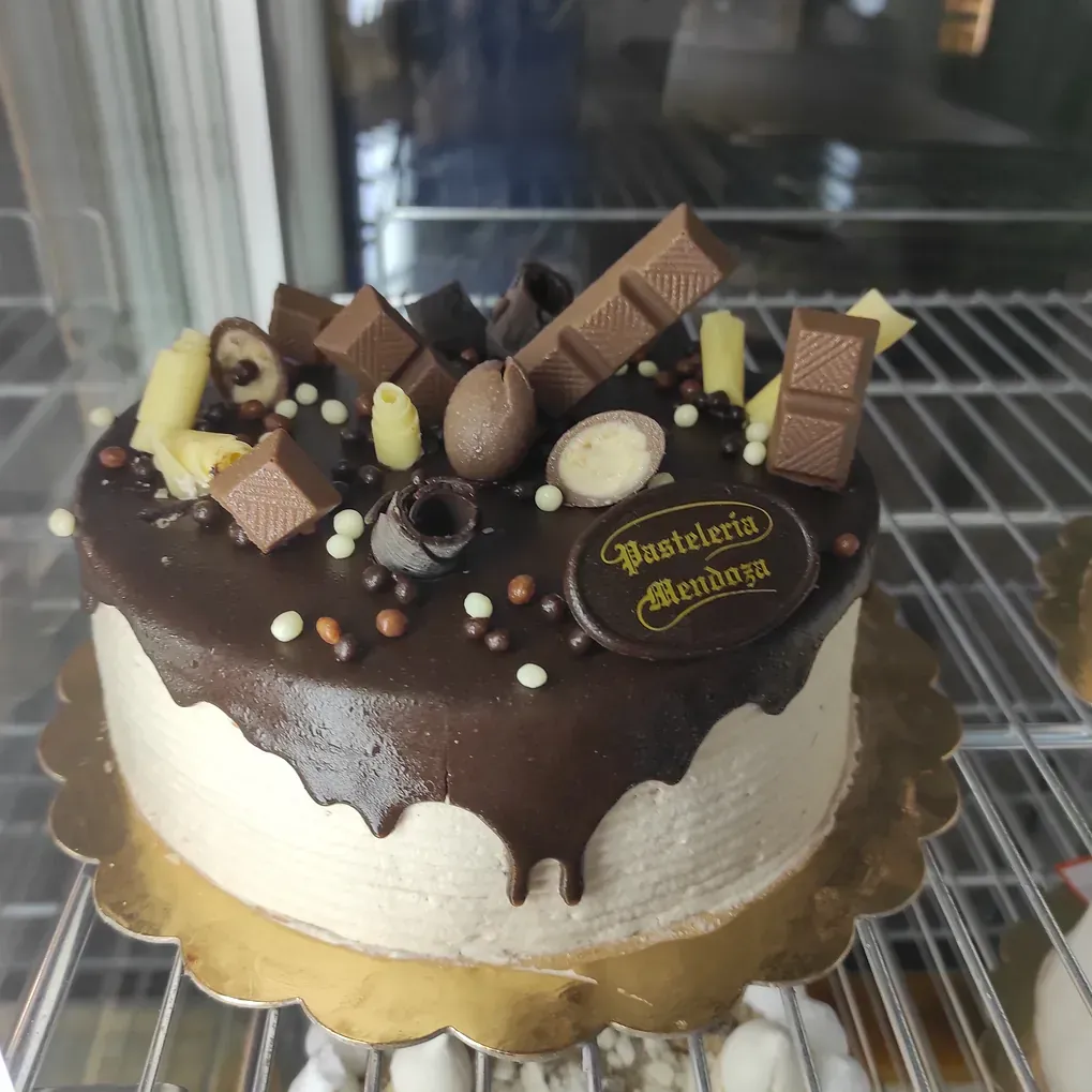 Un pastel de chocolate con la palabra pastelería en él.