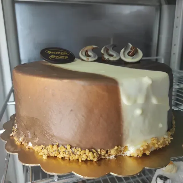 Un pastel de chocolate y blanco con la palabra GSU encima.