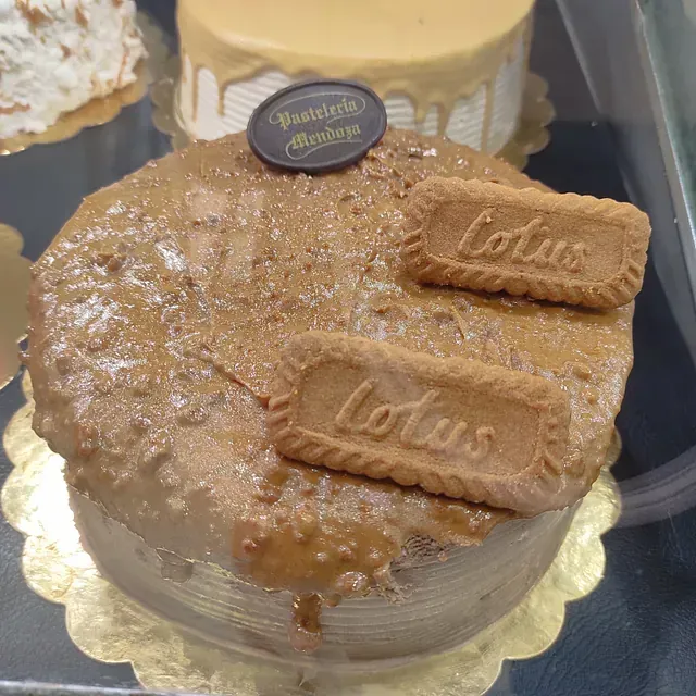 Un pastel con galletas de loto encima.