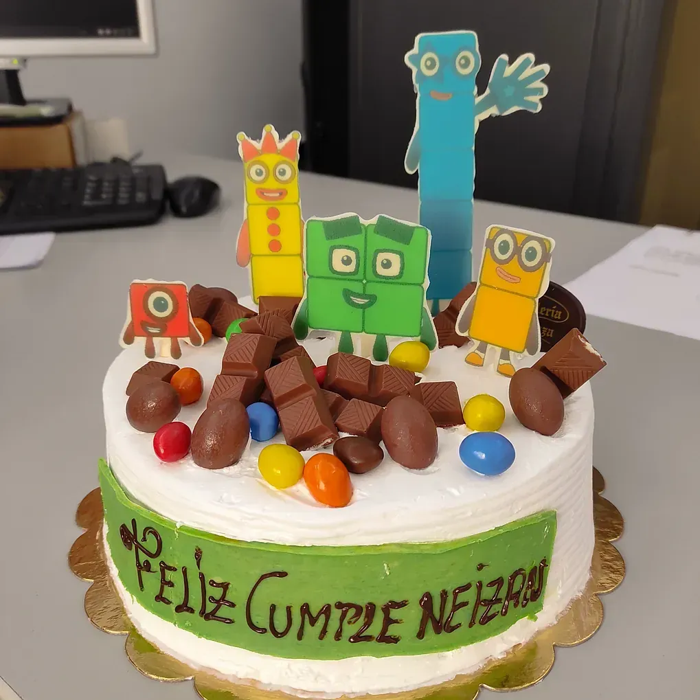 Un pastel que dice feliz cumple neibo