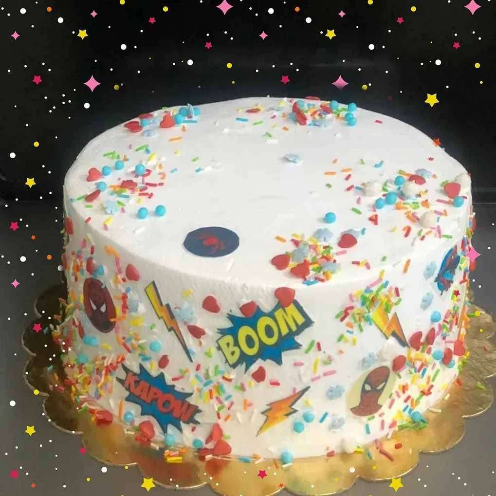 Un pastel con la palabra boom en él