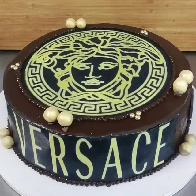 Un pastel de chocolate con Versace escrito en él.