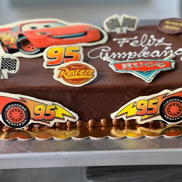 Un pastel de cumpleaños con Rayo McQueen y el 95 encima.