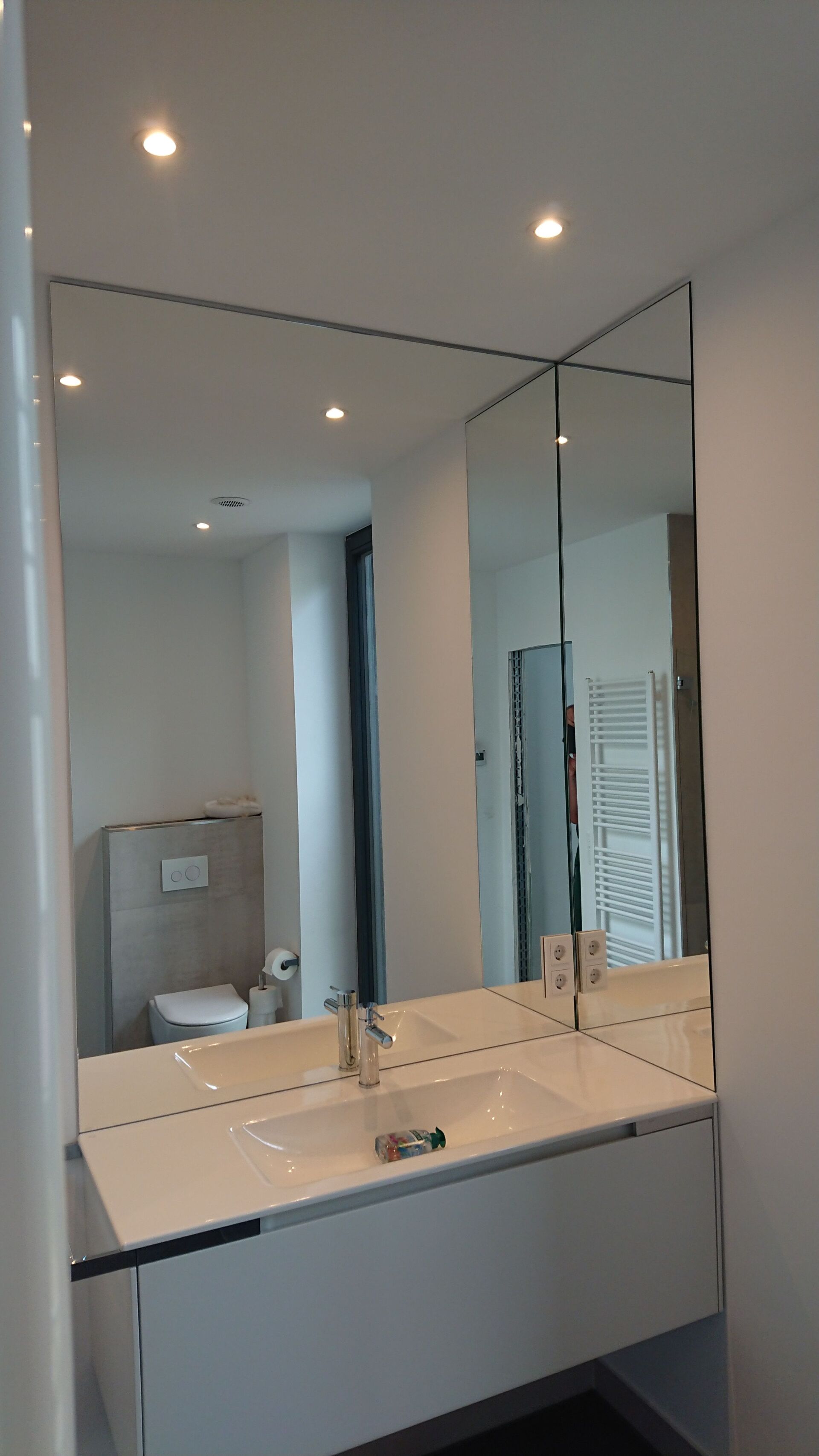 Badezimmer mit Spiegel