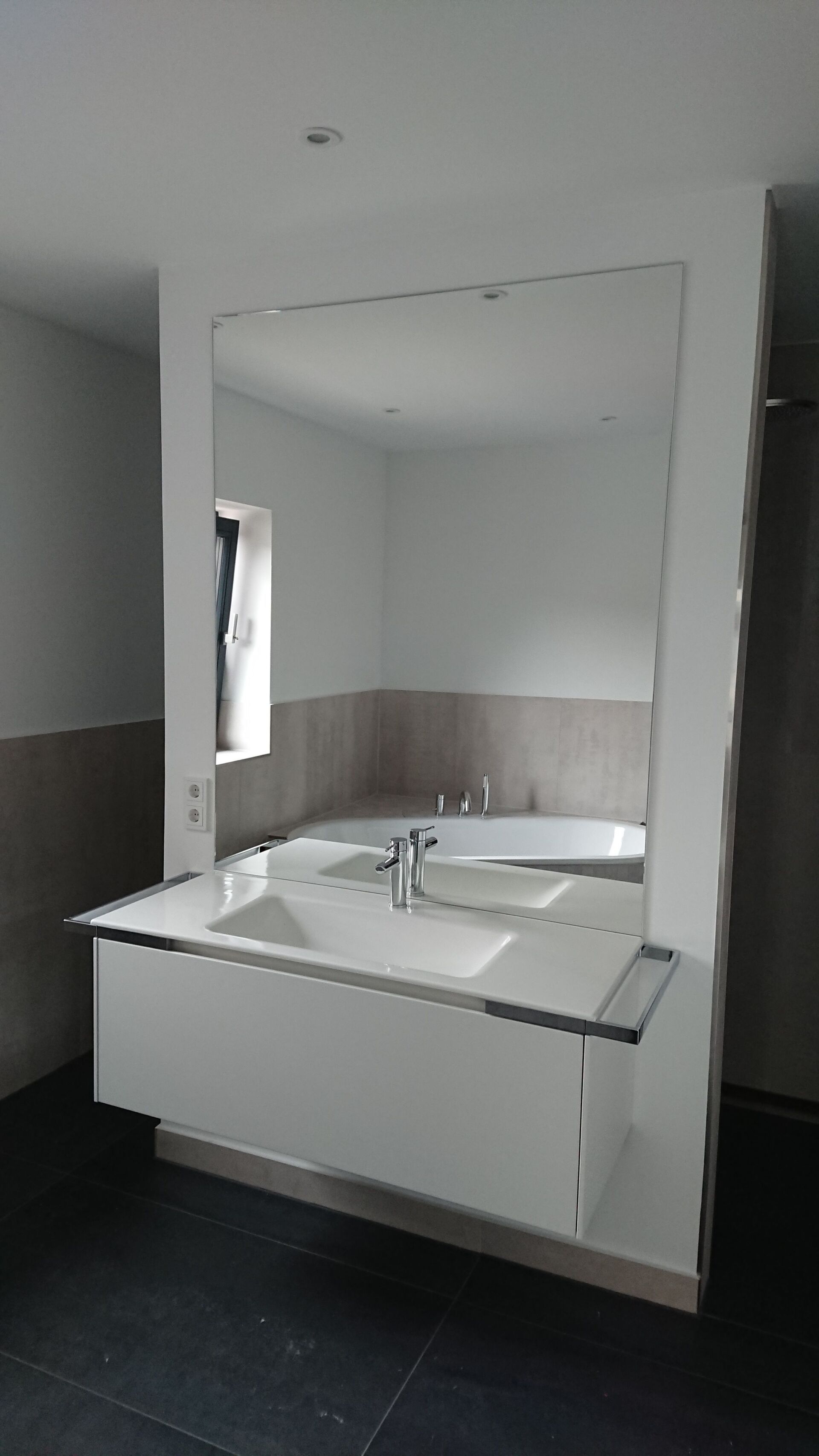 Badezimmer mit Eckspiegel