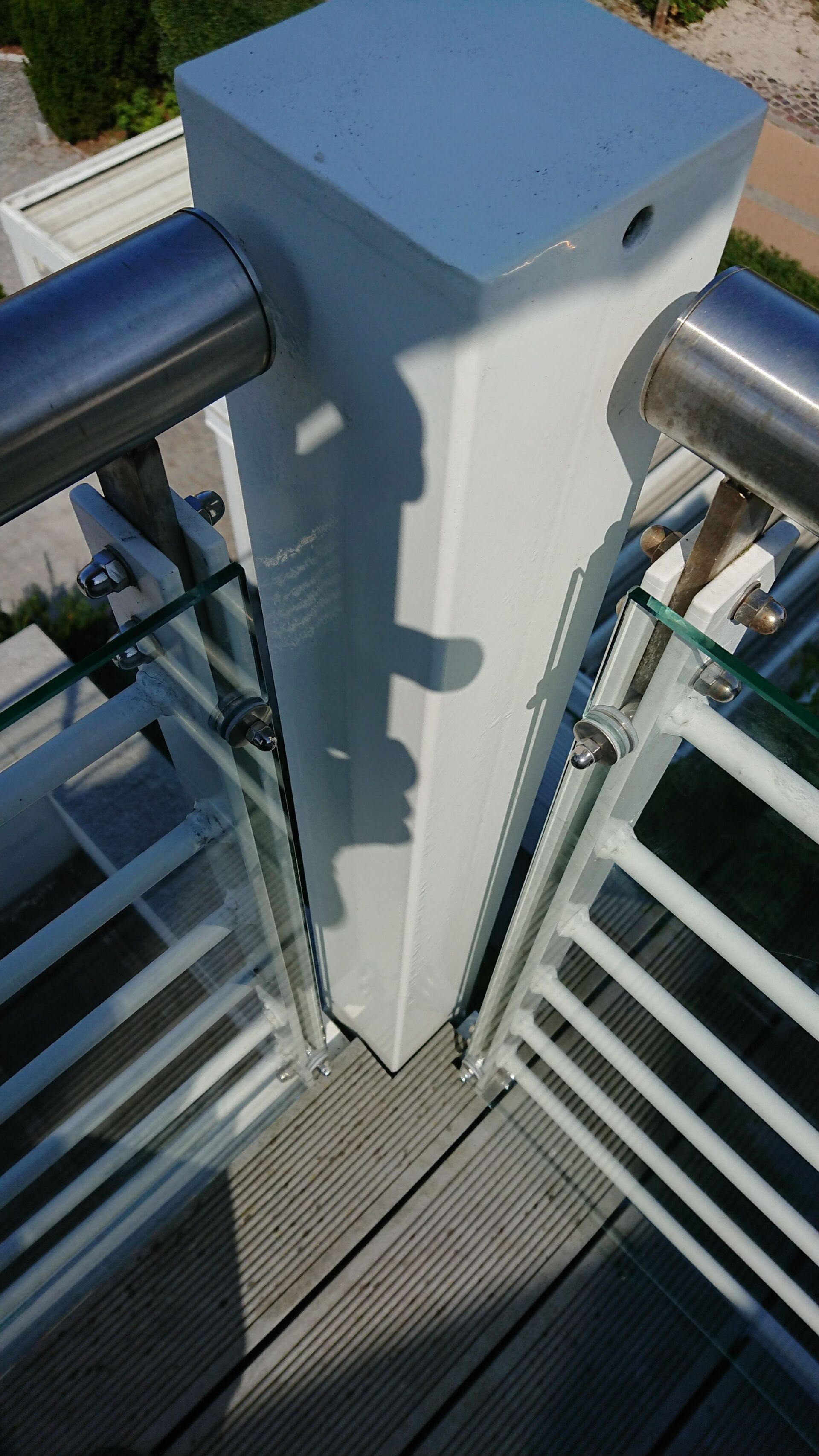 Weißes Balkongeländert mit Windschutz
