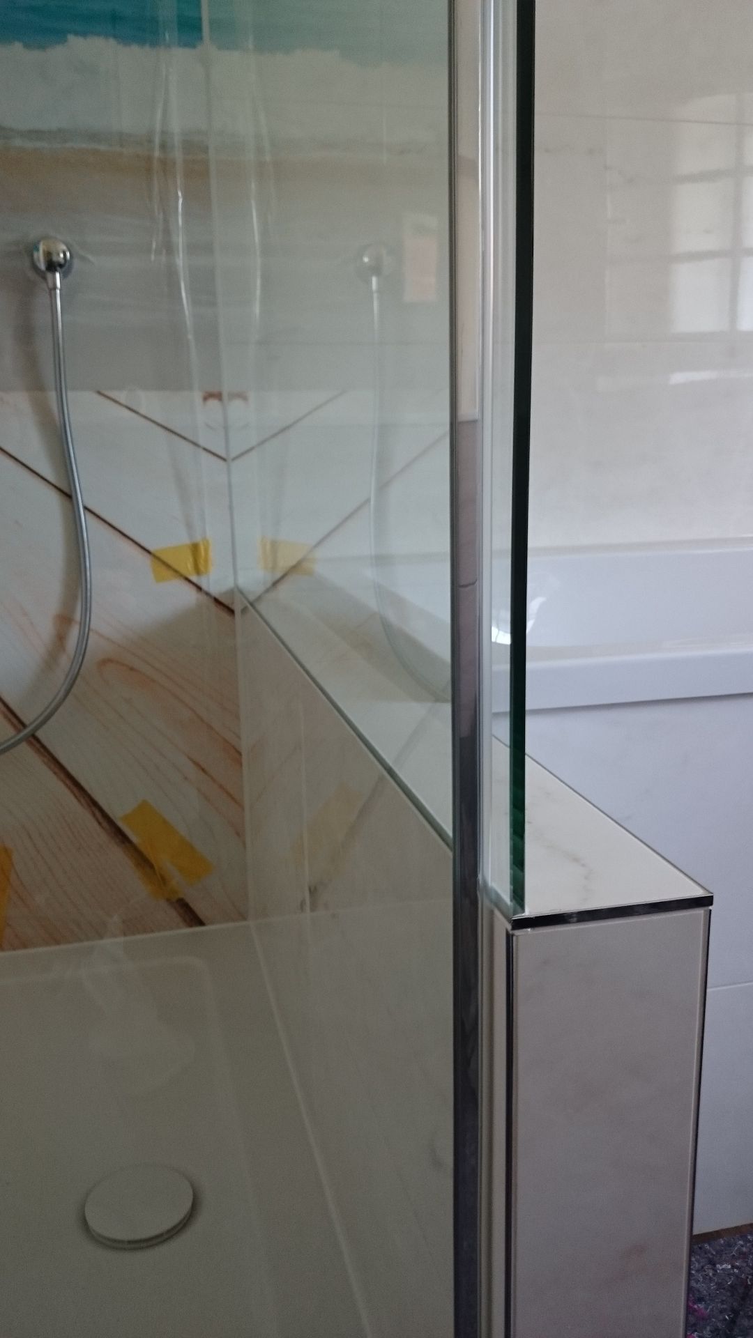 Ganzglasdusche Seitenansicht