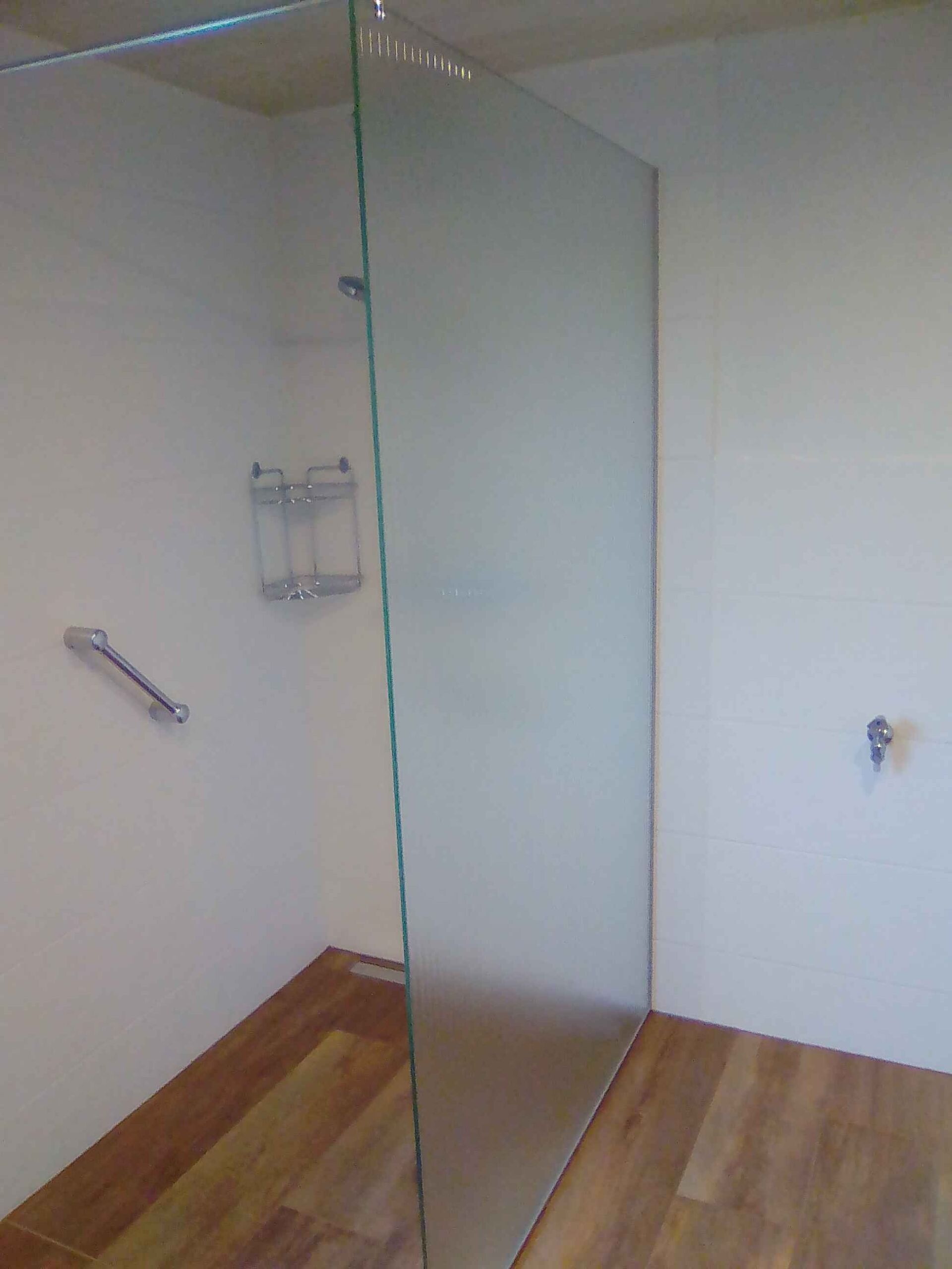Dusche aus Glas von der Seite