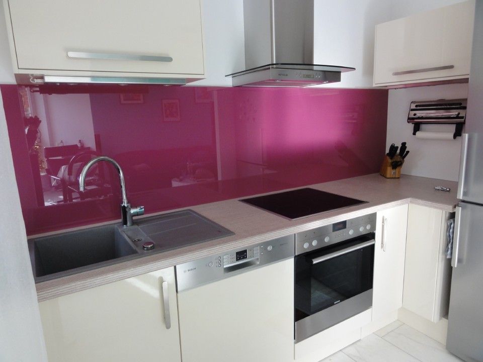 Küche mit pinker Rückenwand
