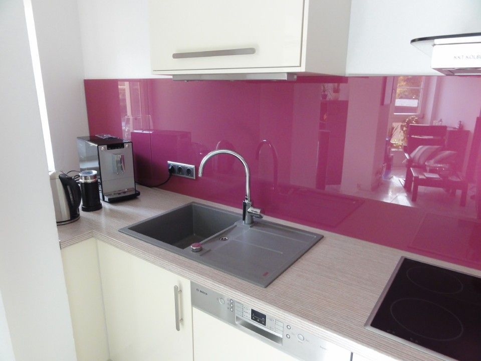 pinke Rückwand in einer Küche