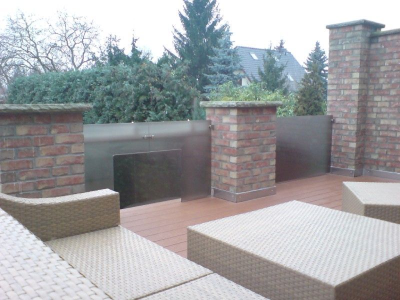 Terrasse mit Steinen und Glastrennern