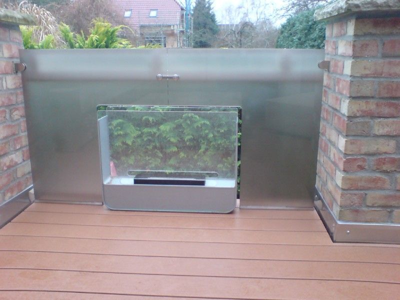 Trennwand auf Balkon aus Glas
