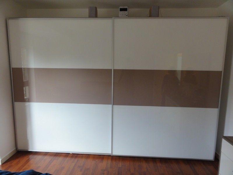Weiß lackiertes Glas Kleiderschrank