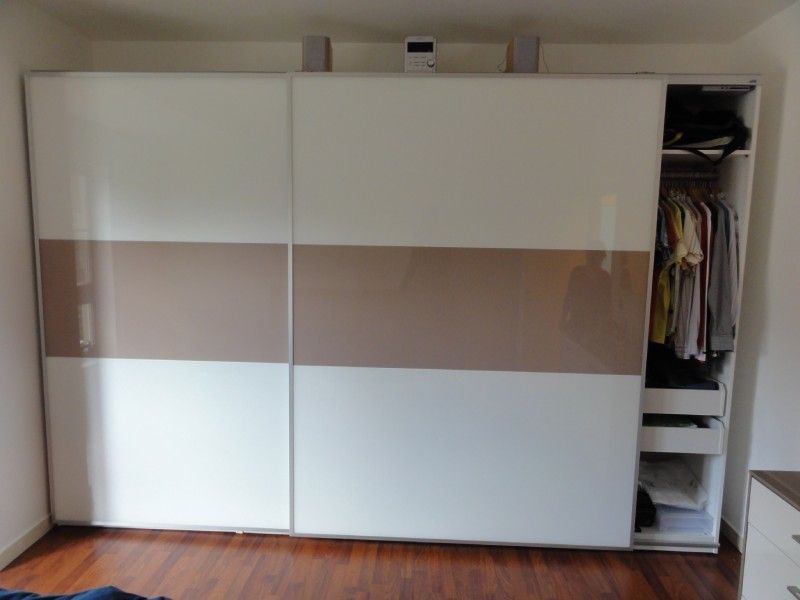 Weiß lackiertes Glas Kleiderschrank offen